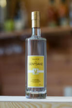 Eau de vie gentiane, de Corrèze. Arôme dominé par la racine et le terroir.