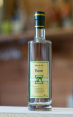 Eau de vie poire, provenant des terroirs de vallée du Rhône. 2 ans minimum.