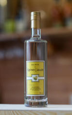 Eau de vie reine claude, fine et subtile provenant de notre production.